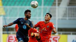 Muhammad Rifaldi (kanan). Bek kanan berusia 25 tahun ini kini memasuki musim pertamanya membela Persiraja Banda Aceh sejak didatangkan dari Sriwijaya FC pada Juni 2021. Bersama Persiraja di BRI Liga 1 2021/2022 ia telah mencetak 6 assist dari 22 laga yang dimainkan. (Bola.com/M Iqbal Ichsan)