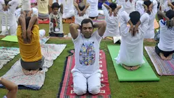 Peserta tengah berkonsentrasi melakukan gerakan yoga menjelang peringatan Hari Yoga Sedunia, di Art of Living ashram di Bengaluru, India, Sabtu (13/5/2015). Hari Yoga Dunia dirayakan pada 21 Juni. (REUTERS/Abhishek N. Chinnappa)