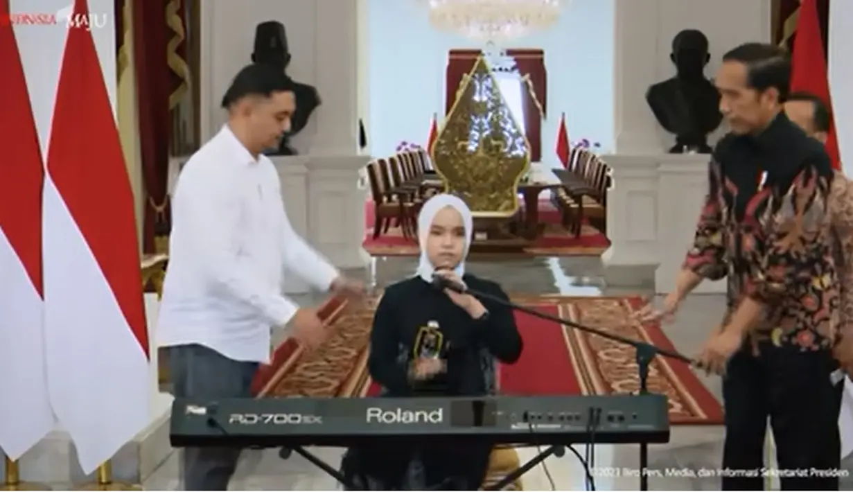 Sikap Presiden Jokowi menjadi sorotan warganet. Kagum dengan yang dilakukan, meski orang pertama di Indonesia, turun tangan sendiri memperbaiki posisi mic. "Salut sama Pak Jokowi. Mau menemani sampai ngepaske micnya. Sederhana bagi kita. Tapi beliau bisa saja duduk nonton, wong akan ada ajudan yang membantu ngepaske micnya," tulis wibodo.albertus. [Youtube/Sekretariat Presiden]