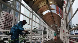 Warga melintasi Jembatan Penyeberangan Orang (JPO) di kawasan Dukuh Atas, Jakarta, Rabu (12/12). Atap JPO Dukuh Atas mengalami kerusakan. (Liputan6.com/JohanTallo)