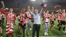 Pelatih Athletic Bilbao, Ernesto Valverde, merayakan kemenangan setelah menjuarai Copa del Rey di Stadion Olimpico de Sevilla, Minggu (7/4/2024). (AFP/Jaime Reina)