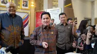 Menteri Pemuda dan Olahraga Republik Indonesia, Erick Thohir (tengah) bersama wakilnya Taufik Hidayat (kanan) dalam sesi konferensi pers di Media Center Kemenpora, Jakarta Pusat, Selasa (23/9/2025). (Liputan6.com/Deniz Akbar)