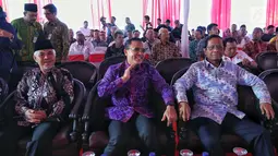 Ketua Gerakan Suluh Kebangsaan Mafud MD (kanan) bersama Bupati Banyuwangi Abdullah Azwar Anas (tengah) saat penutupan Jelajah Kebangsaan di Stasiun Banyuwangi, Jatim, Jumat (22/2). Acara ini berlangsung pada 18-22 Februari 2019. (Liputan6.com/JohanTallo)