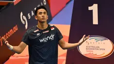 Reaksi tunggal putra Indonesia, Alwi Farhan, bereaksi saat tinjauan poin game melawan Dong Tian Yao (Tiongkok) di final turnamen bulu tangkis Australia Open 2026, Sydney, pada Minggu 14 Juni 2026. (Saeed KHAN/AFP)