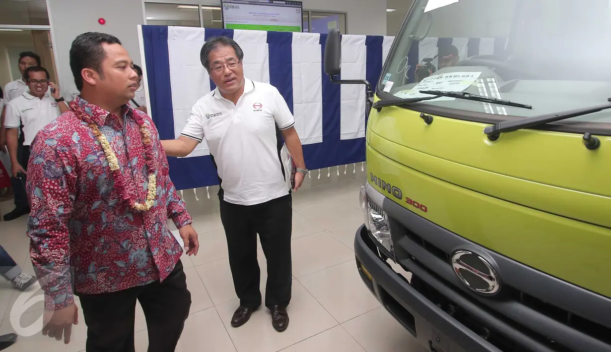 Presiden Direktur PT Hino Motor Sales Indonesia, Hiroo Kayanoki (kanan) bersama Wali Kota Tangerang  Arief R Wismansyah (kiri) saat meninjau Gedung After Sales di Kawasan Industri Jatake, Tangerang, Kamis (19/11/2015). (Liputan6.com/Angga Yuniar)