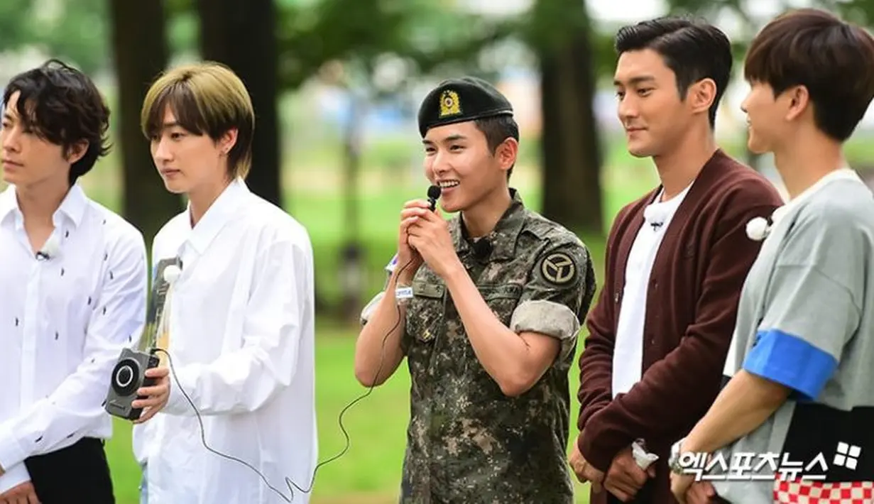 Kabarnya saat itu juga mereka langsung pergi ke Pulau Jeju untuk syuting program Super TV. Tak berlima saja, Heechul, Yesung, dan Shindong tak ketinggalan untuk syuting. (Foto: soompi.com)