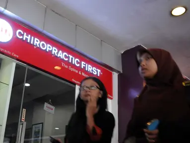 Klinik di Mal Pondok Indah, Jakarta Selatan ini diduga melakukan malapraktik setelah seorang pasiennya, Allya Siska Nadya, meninggal pada Agustus 2015, setelah mengikuti 2 kali terapi cheropractic, Jakarta, Kamis (7/1/2016). (Liputan6.com/Helmi Afandi)