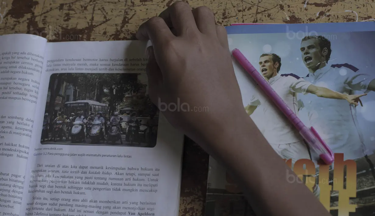 Anak-anak di Negeri Tulehu, Maluku tidak bisa dipisahkan dari sepak bola. Buku tulis bergambar bintang Real Madrid, Gareth Bale menjadi salah satu bukti kecintaan mereka. (Bola.com/Peksi Cahyo)