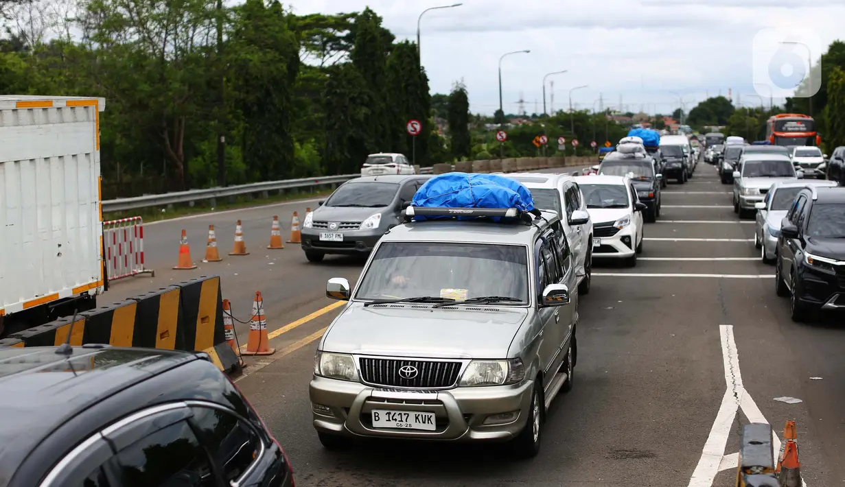 Polda Banten melakukan kanalisasi kendaraan truk sedang dan besar yang menuju Sumatra keluar Gerbang Tol Cilegon Timur untuk diarahkan ke Pelabuhan Ciwandan/BBJ. (Liputan6.com/Angga Yuniar)