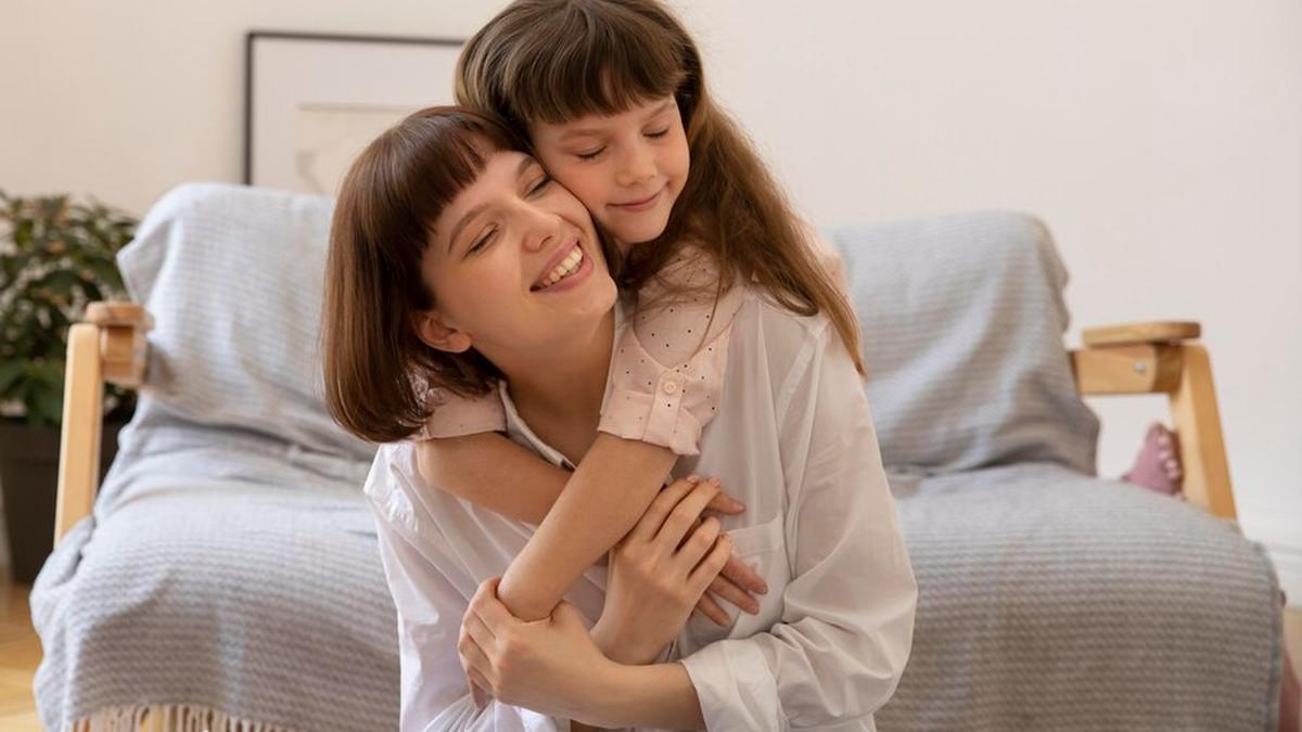 9 Inspirasi Outfit Ibu dan Anak Perempuan Terbaru 2025, Serasi dan Stylish