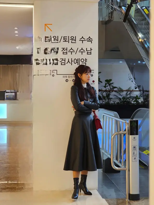 2. All-Black Leather Look yang Chic dan Misterius