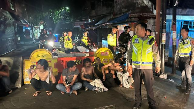 Polisi menggagalkan aksi tawuran antar kelompok pemuda di Simpang Gang Aut, Jalan Suryakencana, Kota Bogor, Minggu (28/5/2023) dinihari. Polisi menangkap sembilan remaja dari beberapa gerombolan tersebut (Istimewa)