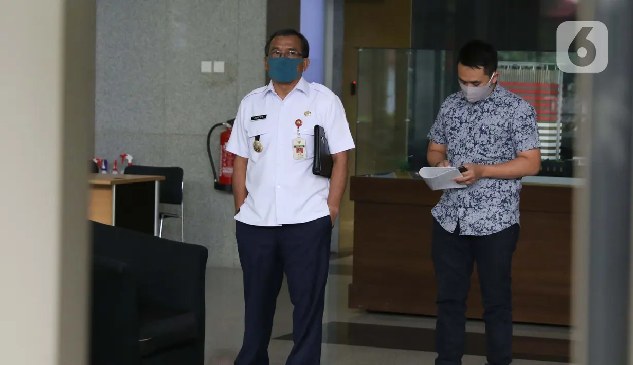 Bupati Blora, Djoko Nugroho (kiri) bersiap meninggalkan gedung KPK, Jakarta, Kamis (6/8/2020). Djoko Nugroho diperiksa sebagai saksi dalam kasus dugaan suap terkait kegiatan penjualan dan pemasaran pada PT Dirgantara Indonesia Tahun 2007-2017. (Liputan6.com/Helmi Fithriansyah)