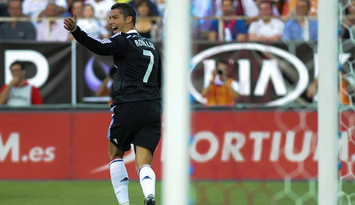 Gelandang Real Madrid, Cristiano Ronaldo (kanan) merayakan selebrasi usai mencetak gol ke gawang Sevilla saat Laga Liga Spanyol di Estadio Ramon Sanchez Pizjuan, (2/5/2015). Real Madrid menang 3-2 atas Sevilla. (AFP PHOTO/ Gogo Lobato) 