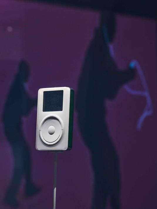 Apple menghadirkan berbagai produk yang mengubah industri teknologi dan gaya hidup masyarakat di berbagai belahan dunia. Tampak dalam foto, sebuah iPod dipajang di Museum Apple baru yang menelusuri 50 tahun inovasi merek ikonik tersebut, di Utrecht, Belanda, Rabu, 1 April 2026. (AP Photo/Peter Dejong)