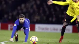 Pemain Chelsea, Olivier Giroud mencoba mengejar bola saat jatuh pada lanjutan Premier League di Vicarage Road stadium, London, (5/2/2018). Chelsea kalah 1-4. (AP/Frank Augstein)