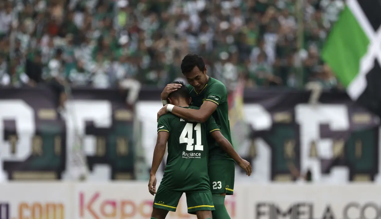 Bek Persebaya Surabaya, Hansamu Yama, memeluk Irfan Jaya, saat melawan Arema FC pada laga final Piala Presiden 2019 di Stadion Gelora Bung Tomo, Selasa (9/4). Kedua tim bermain imbang 2-2. (Bola.com/Yoppy Renato)