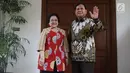 Ketua Umum PDIP, Megawati Soekarnoputri (kiri) bersama Ketua Umum Partai Gerindra, Prabowo Subianto usai melakukan pertemuan dan makan siang bersama di kediaman Megawati di Jalan Teuku Umar, Jakarta, Rabu (24/7/2019). (Liputan6.com/Helmi Fithriansyah)
