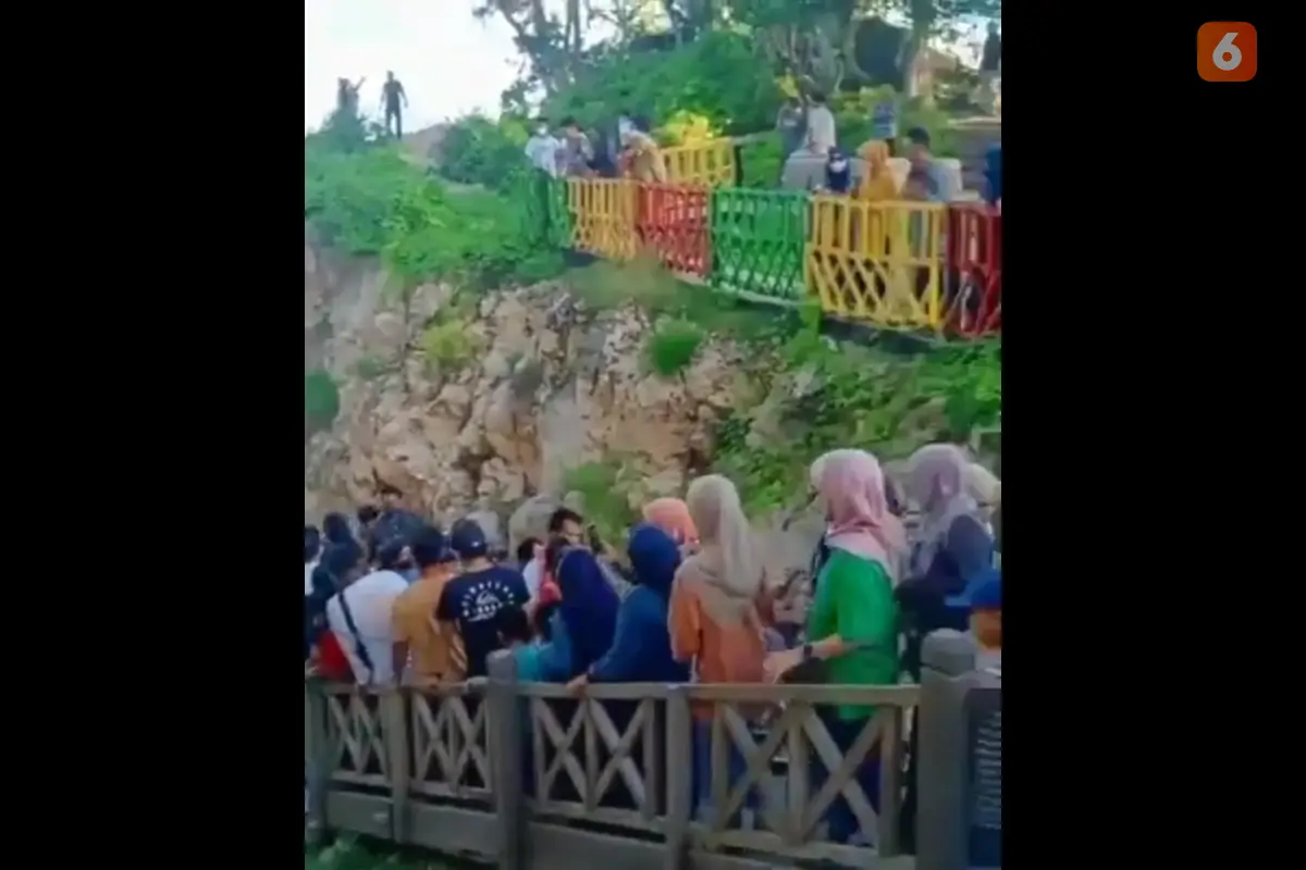 Tangkapan layar video viral pengunjung kawasan wisata Titik Nol Bulukumba Viral di media sosial (Liputan6.com/Istimewa)