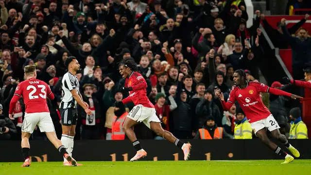 Pemain Manchester United, Patrick Dorgu (tengah), merayakan gol dalam laga Liga Inggris antara Manchester United vs Newcastle