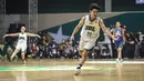 Michael James Olindo, artis yang memperkuat Tim Bambang Hermansyah dan merupakan mantan pemain Timnas Basket Indonesia U-16 menjadi bintang dalam laga tersebut. Ia berhasil melesakkan empat tembakan three points. (Bola.com/Bagaskara Lazuardi)