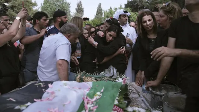 Pemakaman jurnalis veteran Al Jazeera yang terbunuh, Shireen Abu Akleh di Yerusalem timur, Jumat, 13 Mei 2022. (Foto AP/Maya Levin)