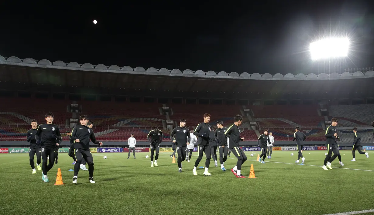 Para pemain Korea Selatan bersiap mengikuti latihan tim Stadion Kim Il Sung di Pyongyang (14/10/2019). Dalam pertandingan ini pemain depan Tottenham Son Heung-min akan bermain di laga tersebut. (Korea Football Association/AFP)