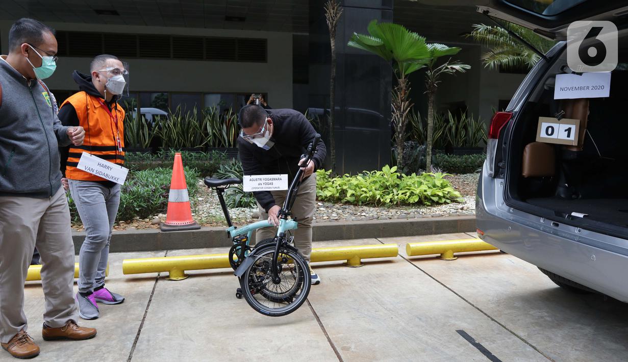 Tersangka Harry Sidabuke (kedua kiri) bersama perantara anggota Komisi II DPR Ihsan Yunus, Agustri Yogasmara usai rekonstruksi perkara dugaan korupsi pengadaan bantuan sosial penanganan COVID-19 di gedung KPK, Jakarta, Rabu (10/2/2021). (Liputan6.com/Helmi Fithriansyah)