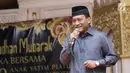 Direktur CSR SCM, Imam Sudjarwo memberikan sambutan pada ramadan mubarak buka puasa bersama 1000 anak yatim piatu dhuafa dan disabilitas di Gunung Putri, Bogor, Sabtu, (02/6). (Liputan6.com/Herman Zakharia)
