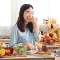 ilustrasi makan makanan/Photo By chomplearn on Shutterstock
