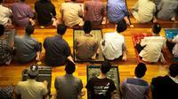 Ilustrasi salat tarawih. (Photo by Annas Arfnahri on Unsplash)