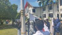 Aliansi Organda Bersatu menurunkan paksa Bendera Marah Putih saat demonstrasi di Kantor Bupati Majene (Foto: Liputan6.com/Istimewa)