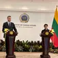 Menteri Luar Negeri RI Retno Marsudi (kanan) dan Menteri Luar Negeri Lithuania Gabrielius Landsbergis usai pertemuan bilateral, Senin (30/10/2023). (Liputan6/Benedikta Miranti)