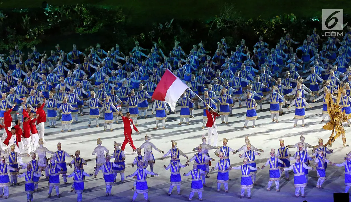 Atlet kontingen Indonesia memasuki stadion pada pembukaan Asian Games 2018 di Stadion Utama Gelora Bung Karno (SUGBK), Jakarta, Sabtu (18/8). Atlet renang I Gede Siman Sudartawa dipercaya menjadi pembawa bendera Merah Putih. (Liputan6.com/Ferbian Pradolo)