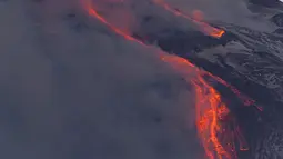 lahar panas menyembur dari Gunung Etna dekat Catania, Sisilia, Italia, Selasa (16/2/2021). Gunung Etna merupakan gunung berapi tertinggi dan teraktif di Eropa. AP Photo/Salvatore Allegra)