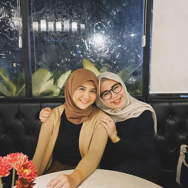 6 Potret Kedekatan Kesha Ratuliu dan Calon Ibu Mertua, Mantu Idaman