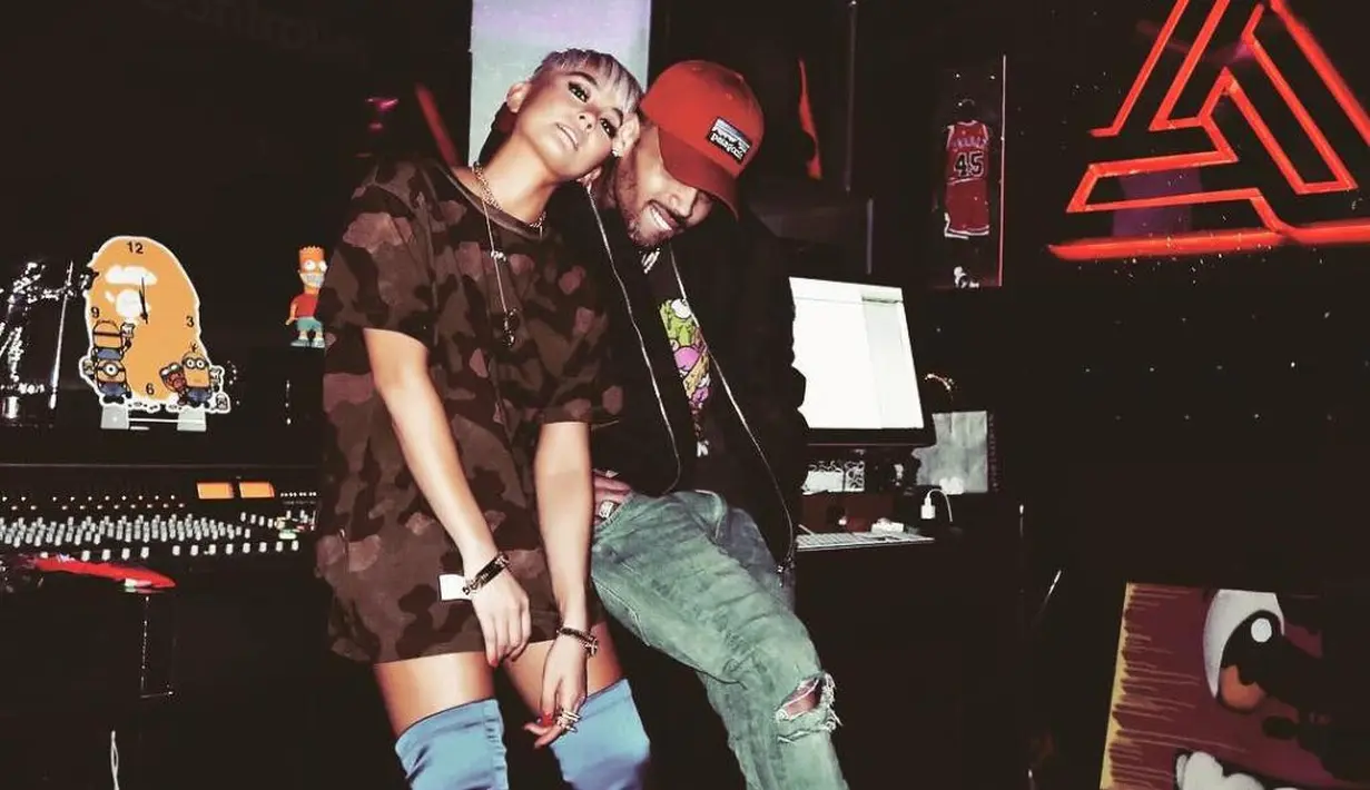 Agnez Mo kini tengah berusaha keras untuk mengejar mimpinya sebagai bintang Hollywood. Baru-baru ini, publik pun digegerkan dengan fotonya bersama dengan Chris Brown. (Instagram.com/chrisbrownofficial)