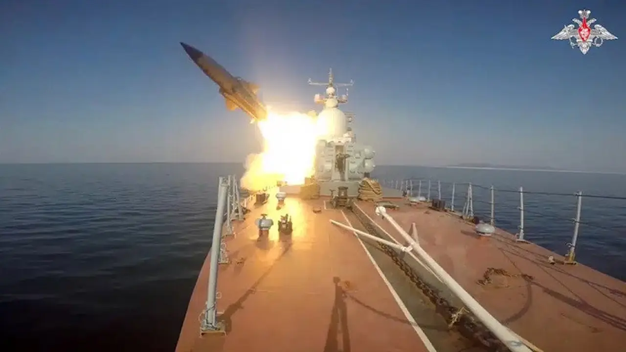 Foto yang disediakan oleh Layanan Pers Kementerian Pertahanan Rusia pada Selasa (28/3/2023) menunjukkan kapal angkatan laut Rusia meluncurkan rudal anti-kapal di Teluk Peter The Great di Laut Jepang. (Dok. Layanan Pers Kementerian Pertahanan Rusia via AP)