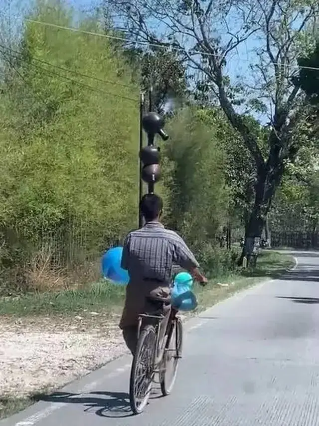 10 Potret Orang Bawa Barang di Atas Kepala Ini Tetap Seimbang, Bikin Takjub
