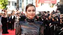 Model Irina Shayk menghadiri pemutaran perdana film 'The Beguiled' di karpet merah Festival Film Cannes 2017, Rabu (24/5). Irina yang baru melahirkan dua bulan lalu tampil seksi dengan gaun menerawang. (AP Photo/Thibault Camus)