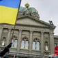 Bendera dukungan terhadap Ukraina di tengah perang dengan Rusia.  (AFP/Fabrice Coffrini)