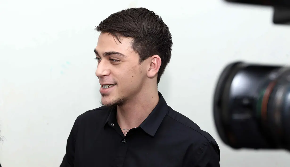 Berbagai alasan orang memakai narkoba. Lantas apa alasan Sean menggunakan barang haram tersebut. Ia tidak menjawab dan meninggalkan para wartawan. "Maaf saya harus pergi waktunya sudah habis," kata Sean Azad. (Nurwahyunan/Bintang.com)