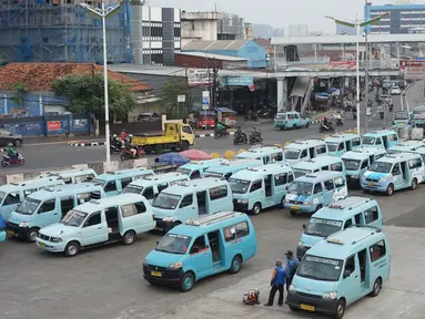 Angkutan umum menunggu penumpang di Terminal Kampung Melayu, Jakarta, Sabtu (26/9/2020). Dinas Perhubungan DKI Jakarta mencatat penurunan jumlah penumpang harian angkutan umum perkotaan hingga 22,83 persen selama 12 hari terakhir penerapan PSBB Jakarta. (Liputan6.com/Immanuel Antonius)