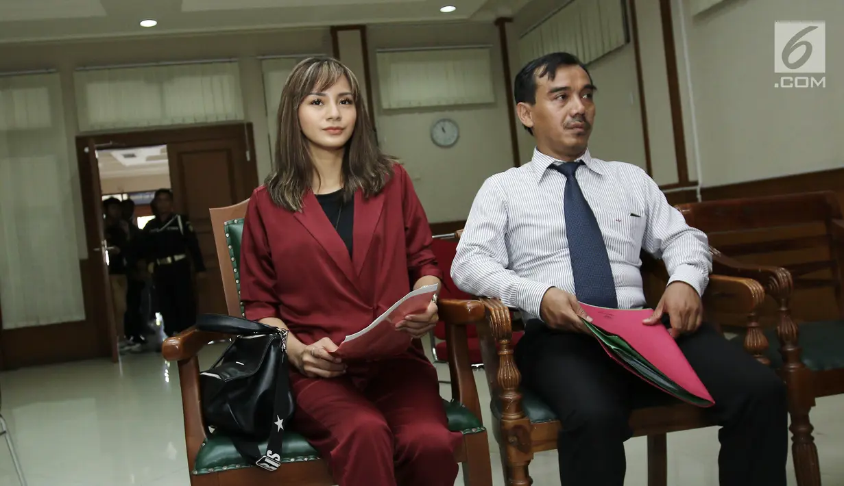 Artis Kirana Larasati didampingi kuasa hukumnya, Nendy Haryadi, menjalani sidang cerai ketiga di Pengadilan Agama Jakarta Selatan, Kamis (13/7). Majelis Hakim mengabulkan gugatan cerai Kirana Larasati dengan putusan verstek. (Liputan6.com/Herman Zakharia)