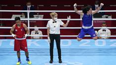 Selebrasi petinju asal Jepang Sena Irie (kanan) usai meraih kemenangan atas petinju Filipina Nesthy Petecio dalam pertandingan final tinju kelas bulu 60 kg putri pada Olimpiade Tokyo 2020, Selasa (3/8/2021). (Foto: AP/Frank Franklin II)