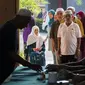 Warga Malaysia mengantre di tempat pemungutan suara untuk memilih perdana menteri di Alor Setar, Rabu (9/5). Pemerintah menetapkan hari ini sebagai hari libur agar warganya bisa memenuhi tanggung jawab mereka sebagai pemilih. (Jewel SAMAD / AFP)