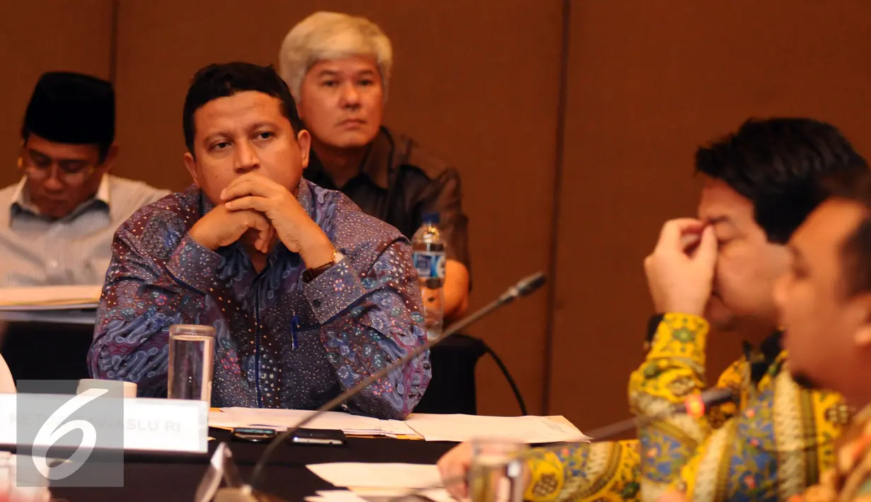 Ketua Bawaslu RI, Muhammad (kedua kiri) menyimak paparan moderator saat Evaluasi Tahapan Penyelenggaraan Pilkada Serentak 2015 yang dilaksanakan KPU Pusat di Jakarta, Senin (15/2/2016). (Liputan6.com/Helmi Fithriansyah)