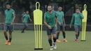 Pemain Timnas Indonesia U-23, Ilija Spasojevic, saat latihan di Lapangan ABC Senayan, Jakarta, Rabu (25/4/2018). Latihan tersebut dalam rangka persiapan Anniversary Cup 2018. (Bola.com/M Iqbal Ichsan)