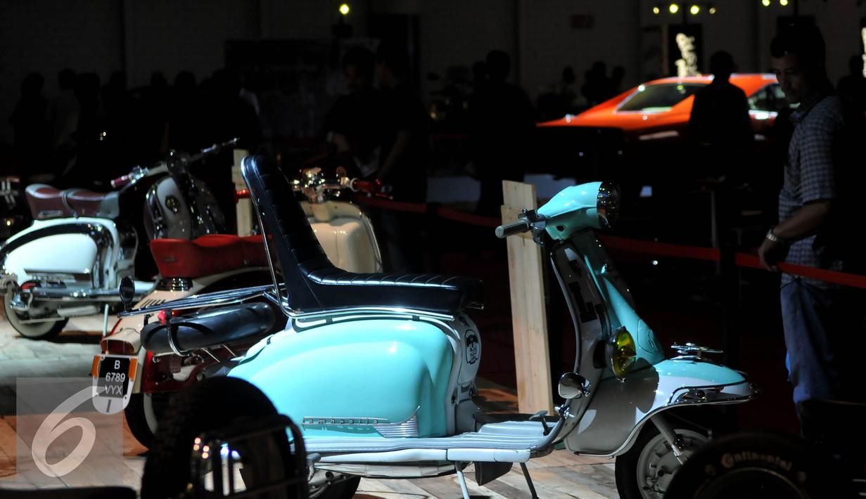 Pengunjung melihat motor Vespa di IIMS 2015, Jakarta, Kamis (27/8/2015). Karena ekonomi yang melemah target penjualan di IIMS 2015 diperkirakan tidak jauh berbeda dari tahun lalu sekitar Rp 5 triliun (Liputan6.com/JohanTallo)