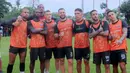 Pemain asing pun terlihat menyerap energi positif tersebut, saling berkomunikasi, dan tampak semakin termotivasi untuk memberikan performa terbaik di lapangan. Ini menjadi pengalaman unik bagi mereka, terutama yang baru pertama kali merasakan atmosfer sepak bola Indonesia. (Bola.com/M Iqbal Ichsan)
